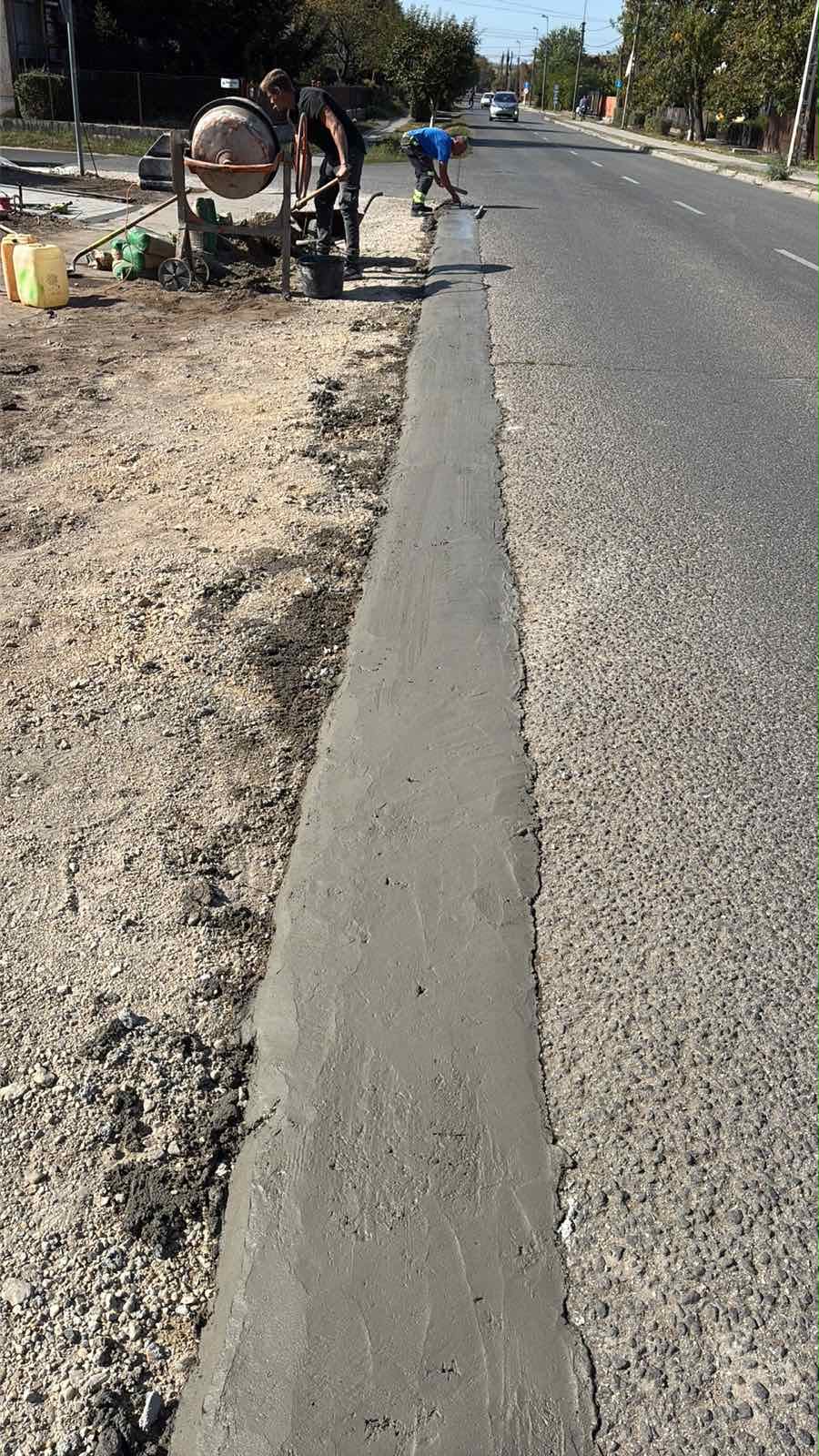 Betonozott alap út mentén