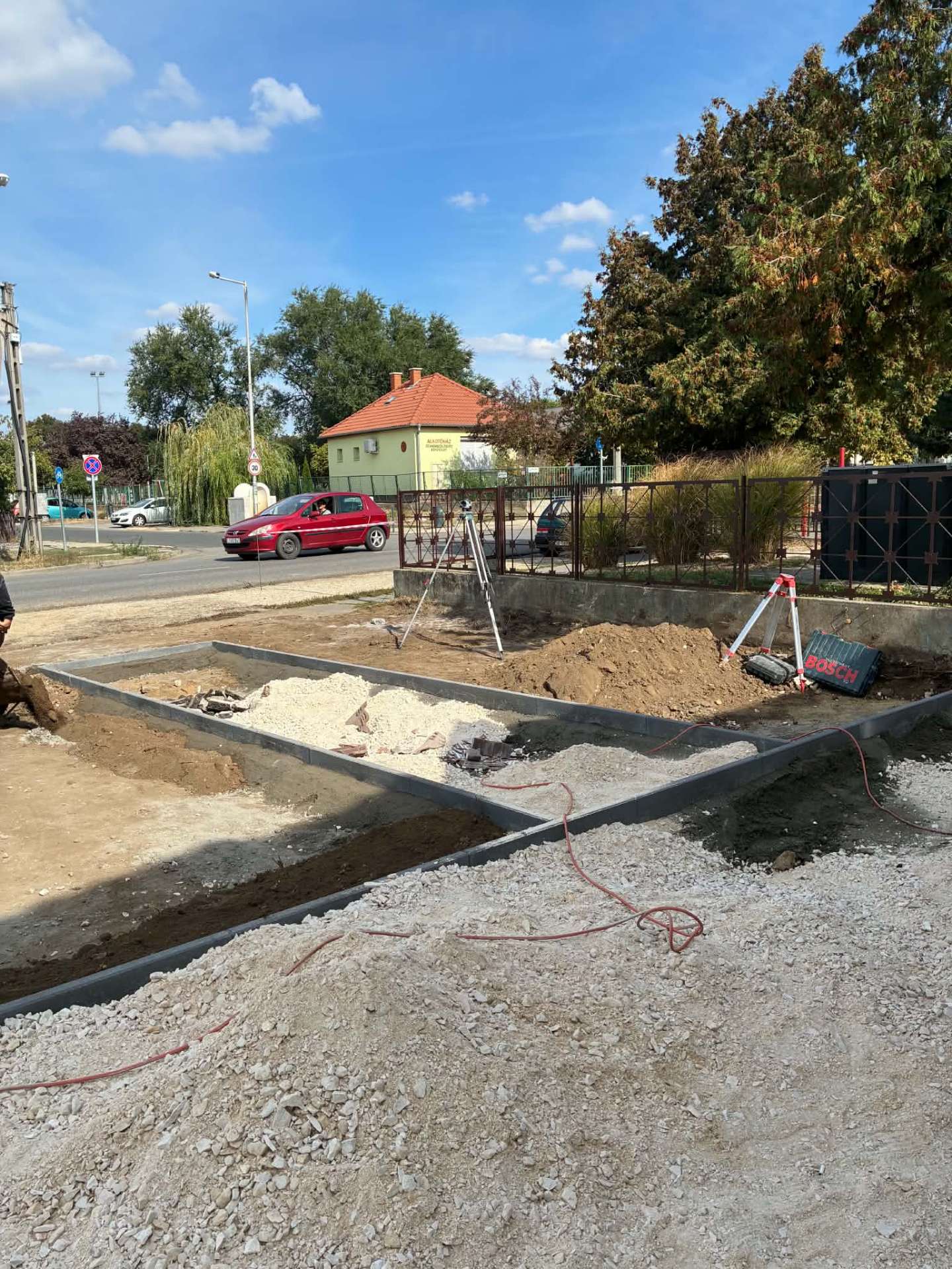 Szegélyezés és alapkészítés saroktelken