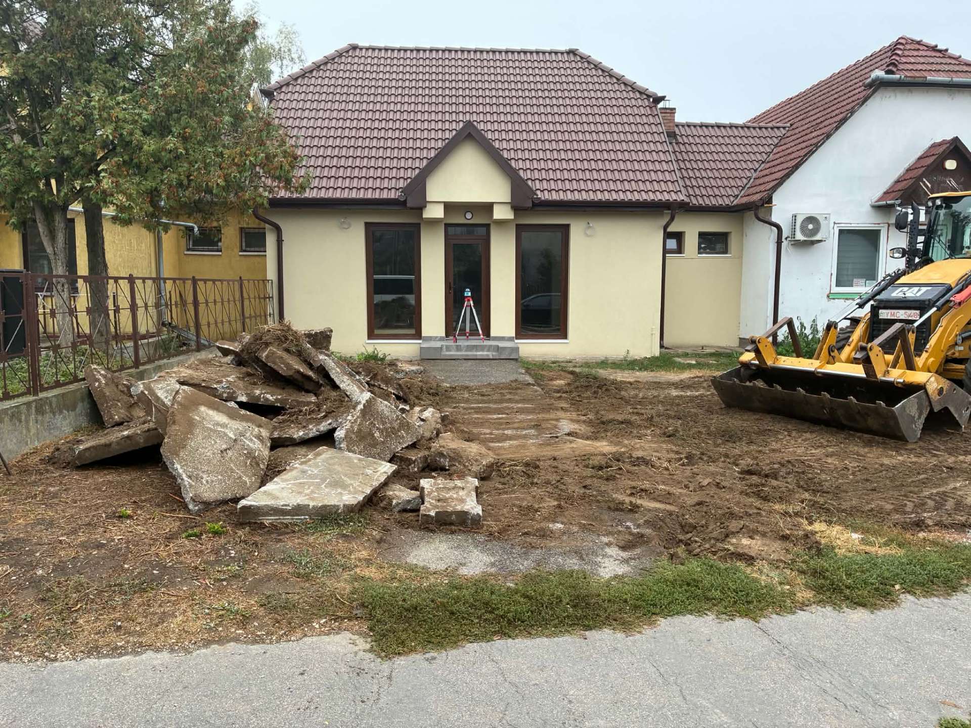 Régi betonburkolat felszedése, munkagéppel