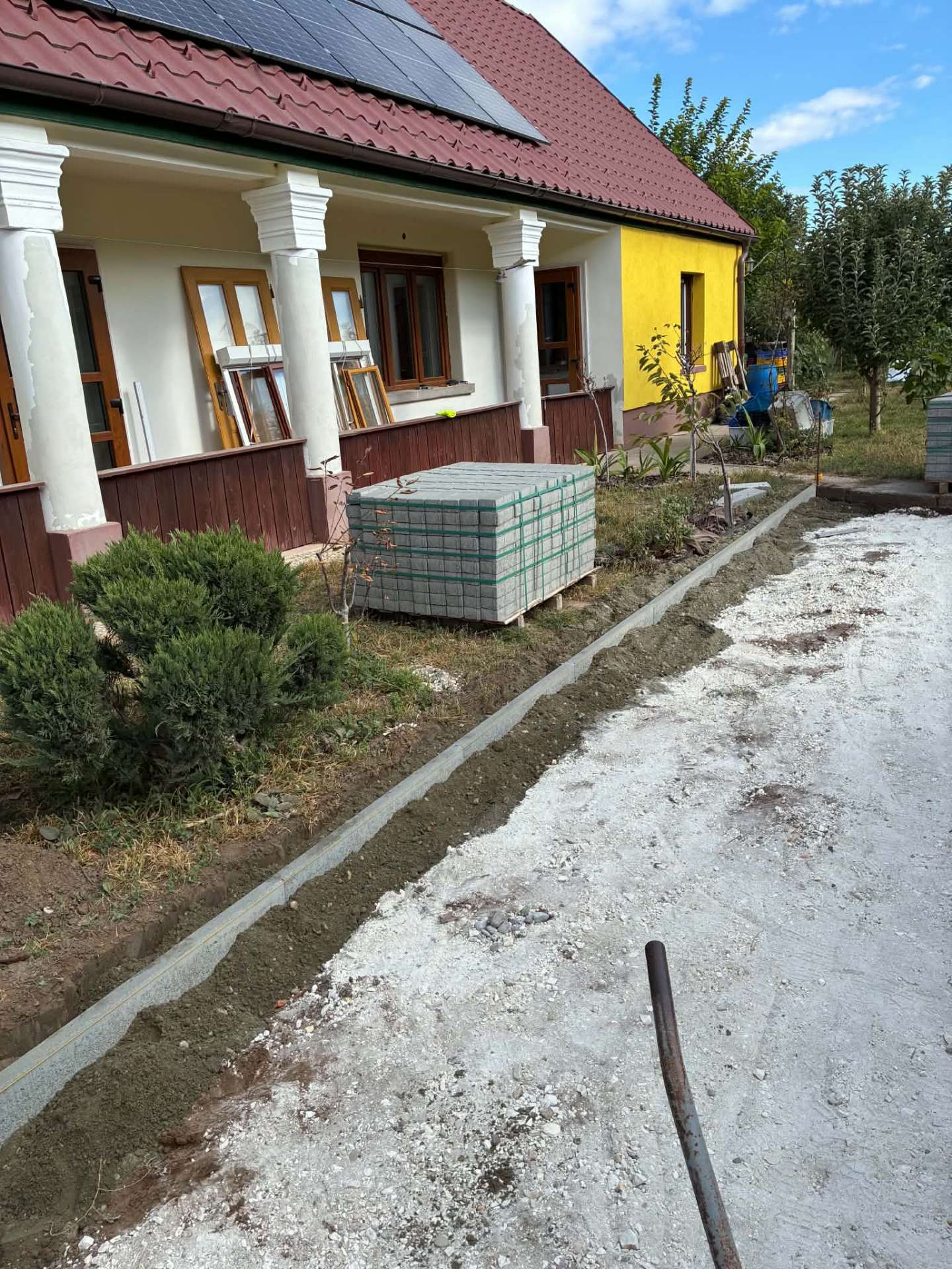 Előkészített alap és szegély járda térkövezéshez