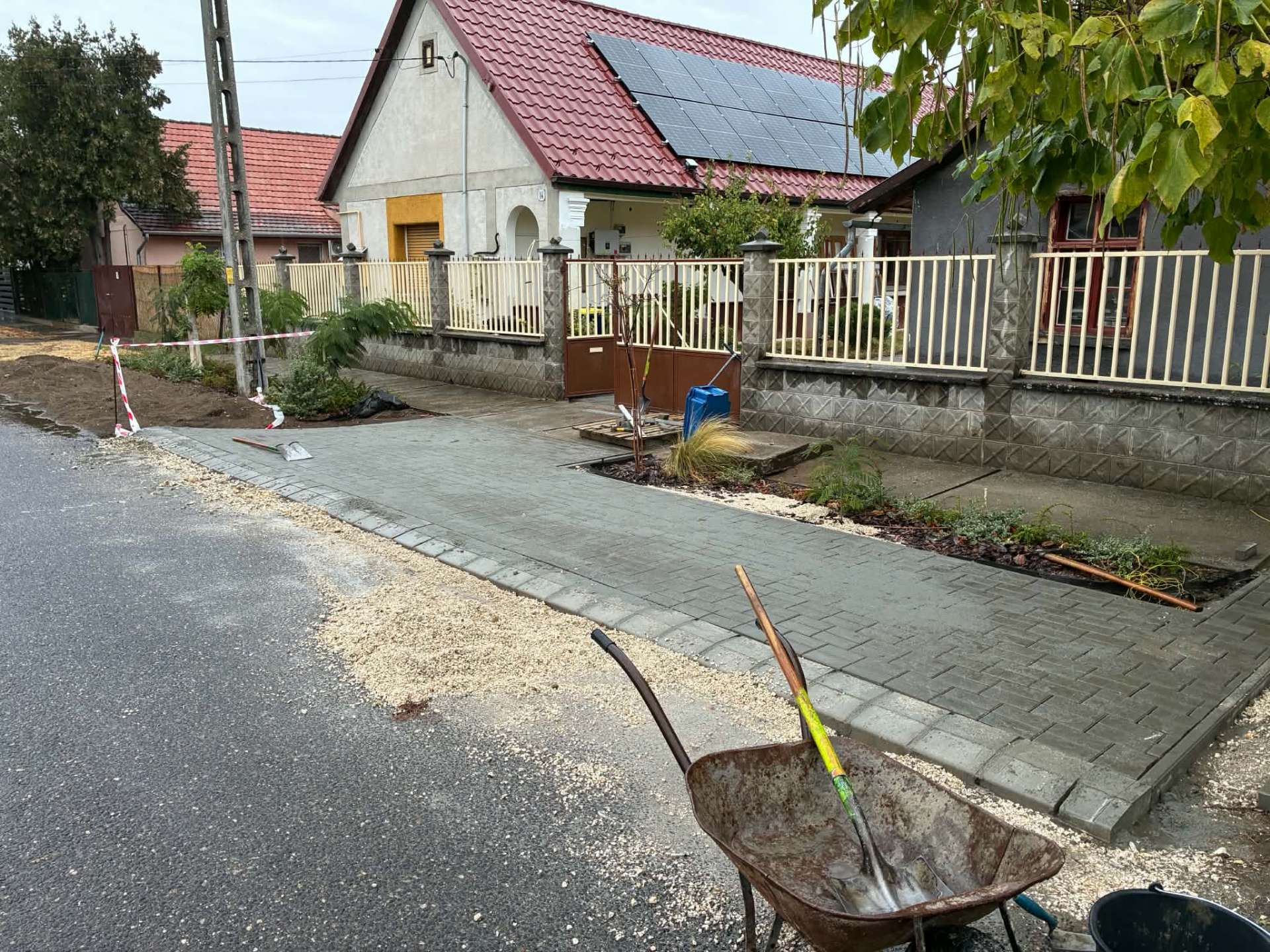 Kocsibeálló térkövezése, befejező munkák