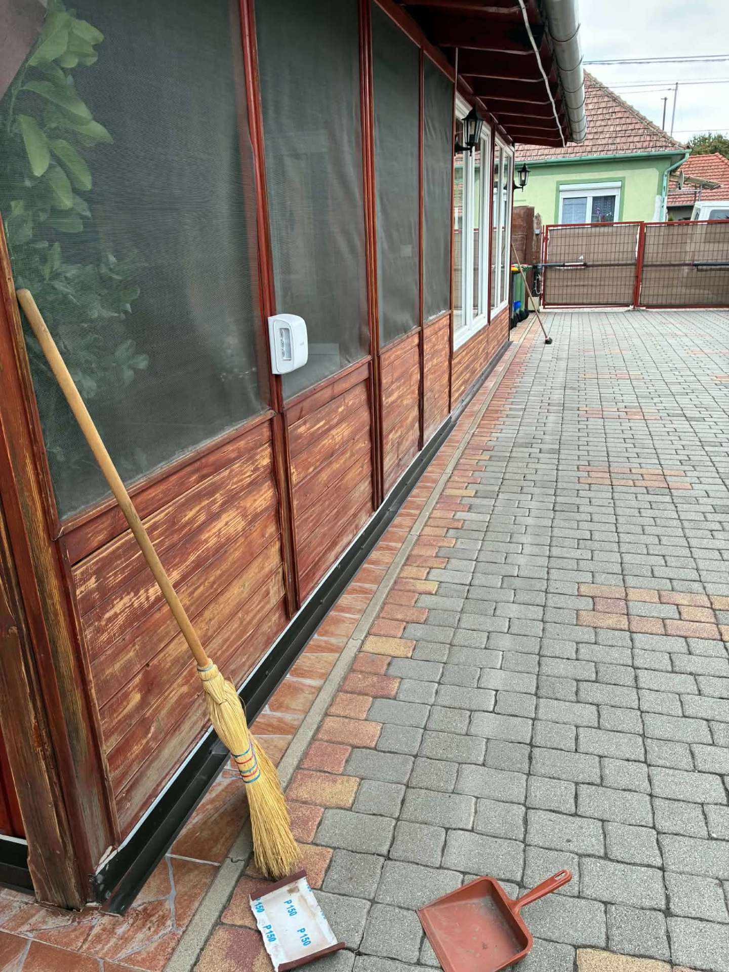 Térkövezett járda ház mellett, színes szegéllyel