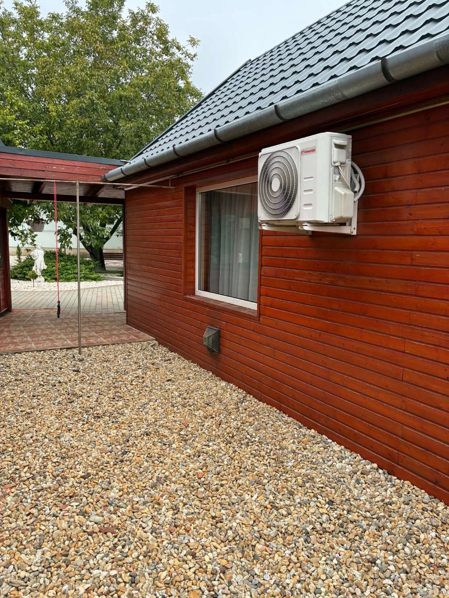 Megújult homlokzat kavicsterítéssel