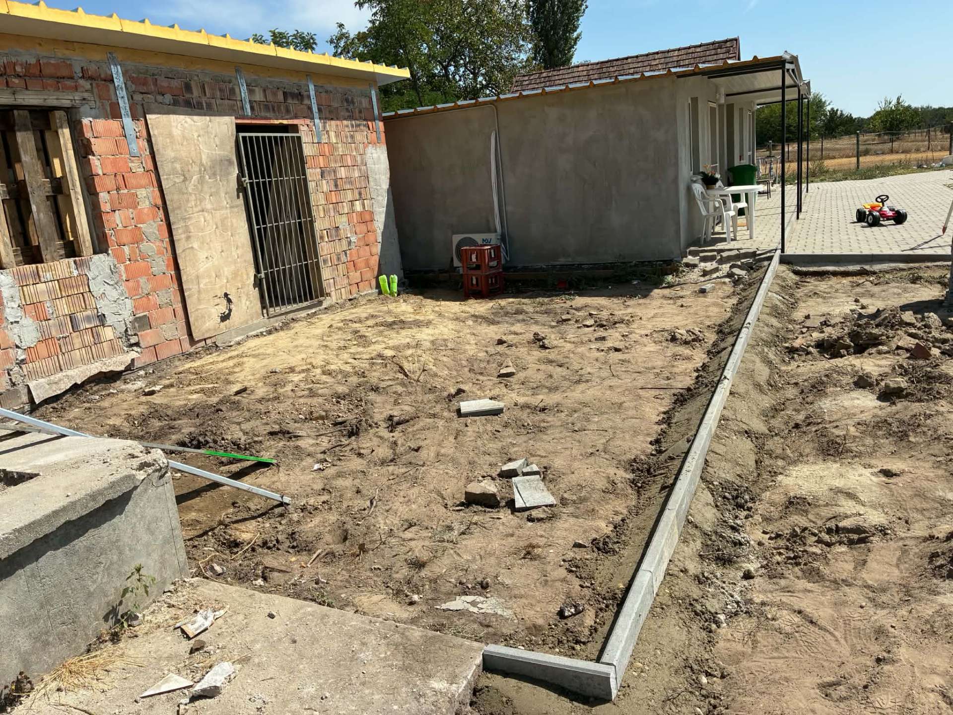 Szegélykő lerakás, terület előkészítése térkövezéshez