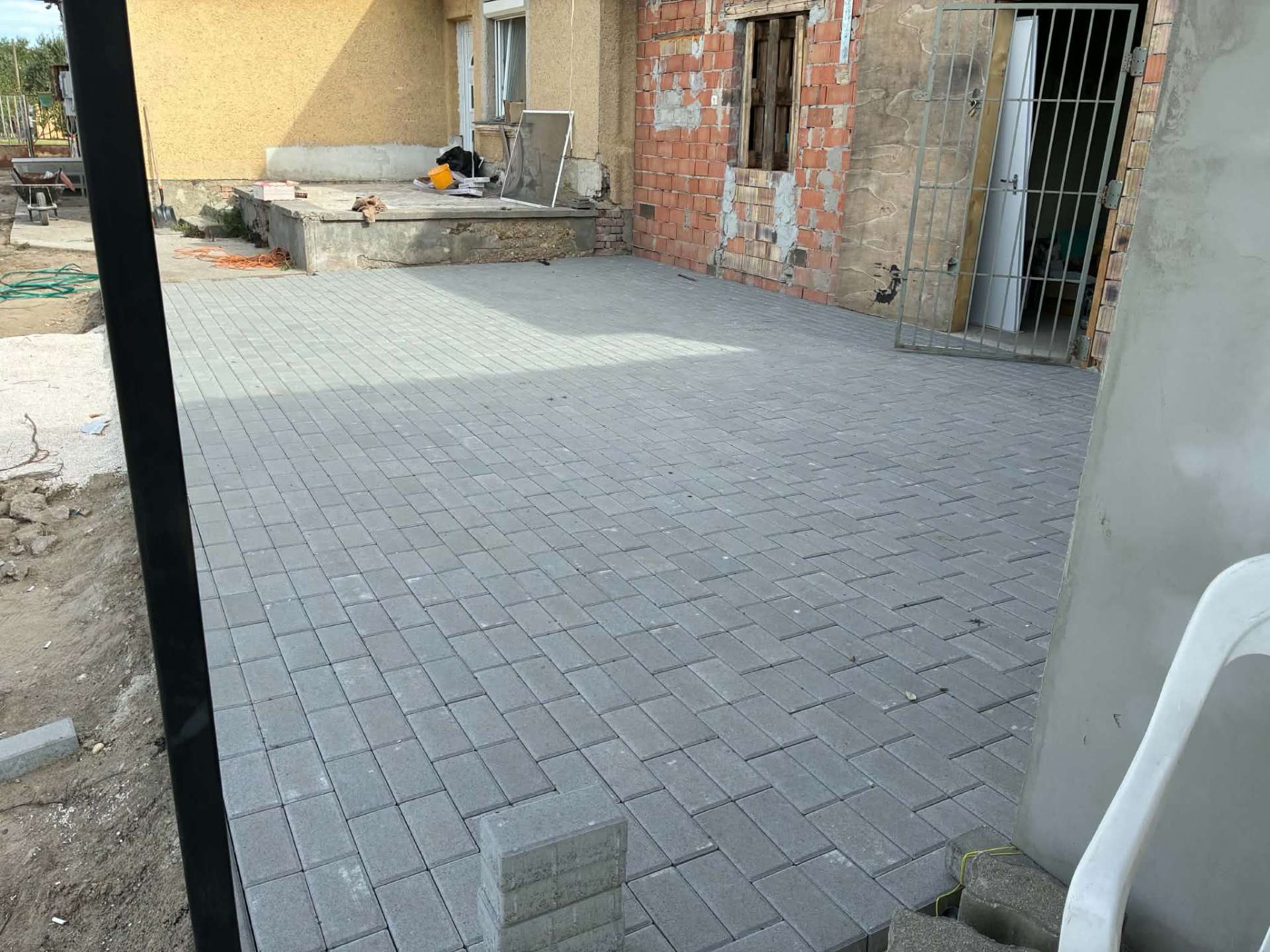 Frissen lerakott térkő udvar